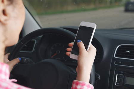 商业妇女坐在汽车和使用她的智能手机。带有女性驱动程序和电话屏幕的样机图像