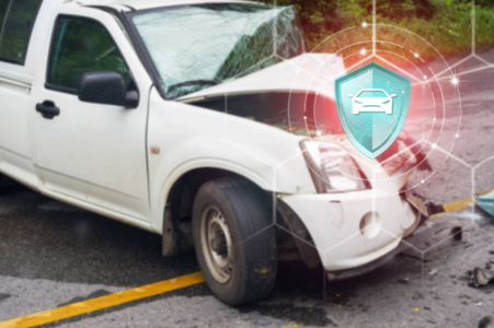 汽车保险, 盾构保护车在虚拟屏幕上抵御汽车碰撞事故的背景, 保险概念, 在线保险数字技术