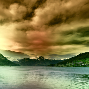 在瑞士的湖 Sarner