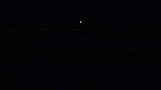 夜空中的满月和灯笼