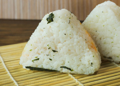 日本食品饭团白米形成三角形或圆柱形, 经常包裹在紫菜