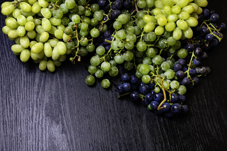 新鲜的绿色和蓝色的葡萄混合在木板上, 美味的食物, 富含白藜芦醇