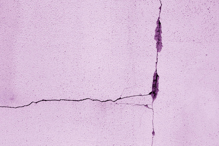 裂缝的水泥墙在紫色的色调。设计的抽象背景和纹理