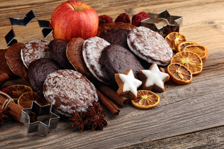 典型的德国 Gingerbreads 如胡椒蜂蜜饼和 Aachener Printen。圣诞饼干配香料