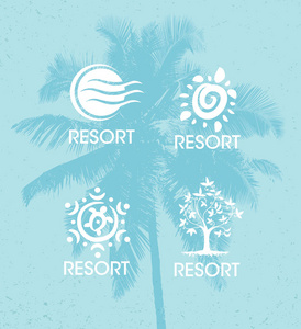 不同的度假村标签在蓝色背景与棕榈