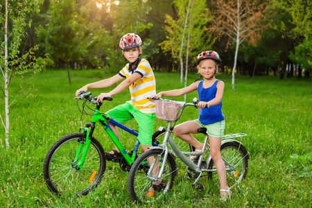 孩子们骑着自行车在一块草