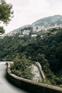 阿马尔菲海岸和山坡上有柠檬种植园。全景的城市和意大利的性质。傍晚的风景和蜿蜒的道路。天空在海和岩石