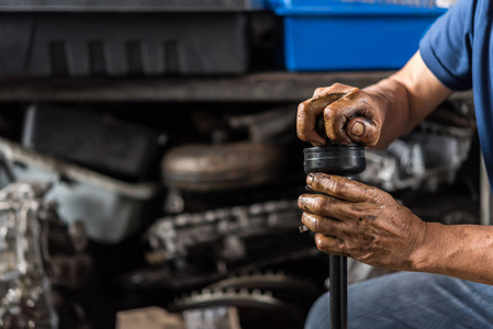 汽车修理工或军人拆装检查一辆车合金铬车轮对问题的解决和修复悬架问题车车库或维修店