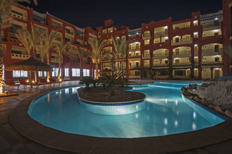 游泳池在夜间豪华热带酒店度假村