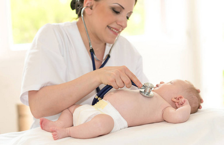 用听诊器检查小婴儿的女儿科医生