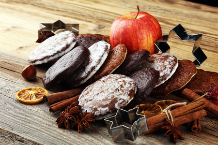 典型的德国 Gingerbreads 如胡椒蜂蜜饼和 Aachener Printen。圣诞饼干配香料