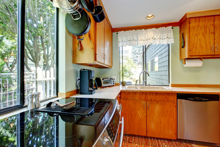 明亮的厨房，光棕色柜和木质台面