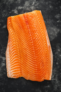 黑石背景的生鲑鱼鱼片