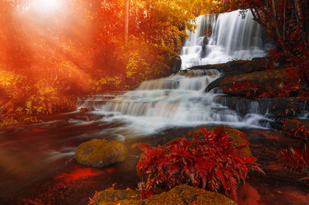 人丁登瀑布, 瀑布与秋天颜色改变美丽的自然