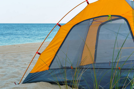 沙滩上的旅游帐篷, 沙滩上的黄色帐篷