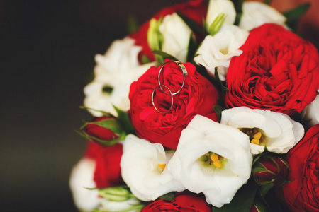红色和白色的玫瑰，选择性焦点的美丽婚礼花束