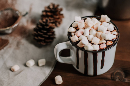 热巧克力与 marsmallow 糖果, 冬暖甜饮料在杯上木质背景, 选择性聚焦