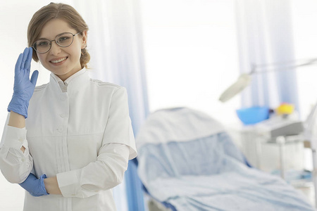 年轻女性医生在医疗制服的工作, 现代医学的概念