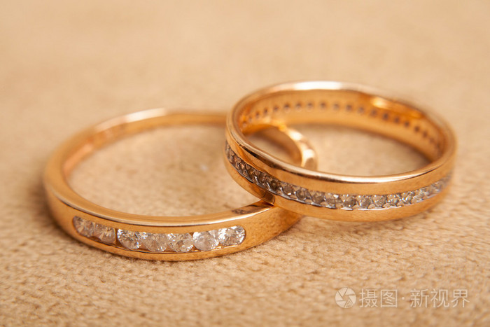 两个漂亮的结婚戒指,宝石与关闭.婚姻观念