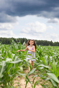 穿过玉米地的小女孩图片