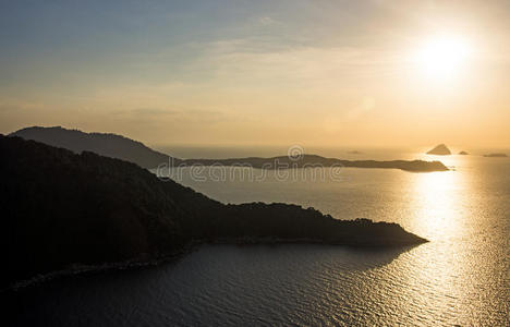 日落时热带岛屿的空中照片