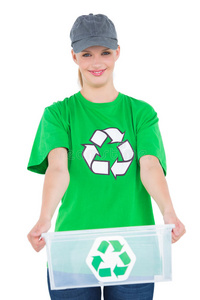 高兴的环保人士拿着一个回收箱图片