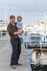 小男孩和快乐的父亲看船
