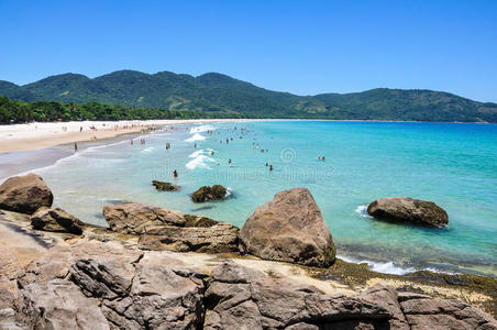 巴西里约，人们在享受洛佩斯门德斯海滩。南美洲。
