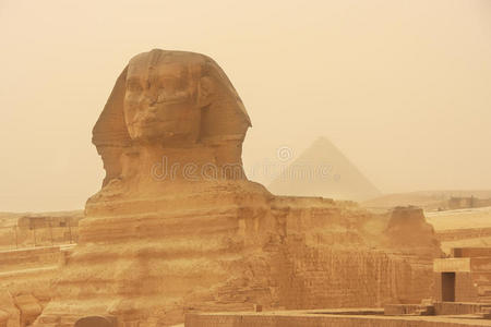 开罗沙尘暴中的哈弗雷狮身人面像和金字塔