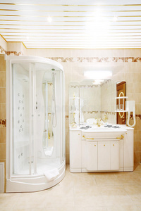 带淋浴间和带镜子的水槽的清洁浴室
