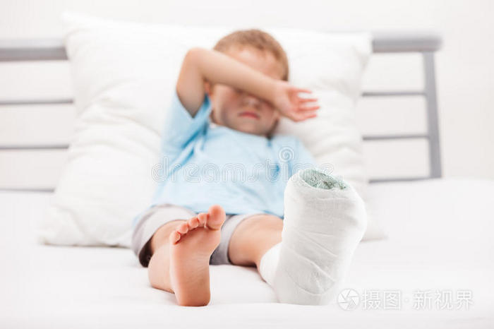 脚后跟贴石膏绷带的小男孩