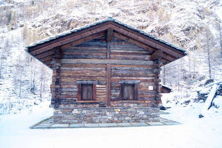 山上的房子在雪中