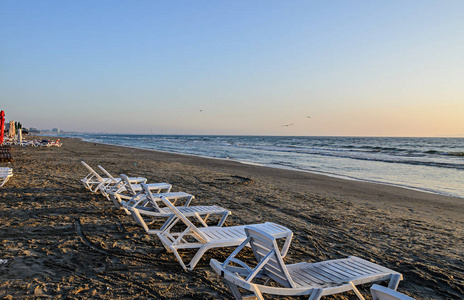 日光浴在黑海海滩上日出, 温暖的阳光氛围