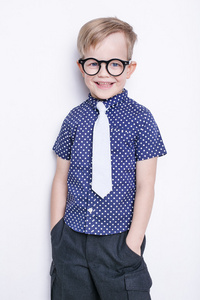 在领带和眼镜的可爱小孩。学校。学前班。时尚。在白色的背景分离室画像