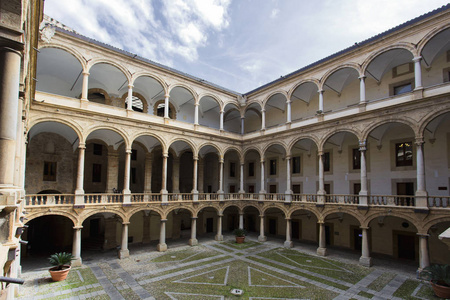 Reale 宫殿庭院在西西里岛的巴勒莫