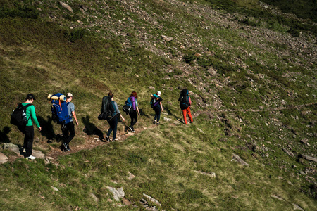 一群徒步行走在山上的远足者。喀尔巴阡山, 乌克兰