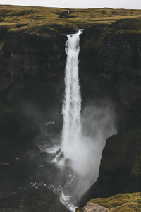 戏剧性的 Haifoss 瀑布和岩石悬崖, 冰岛