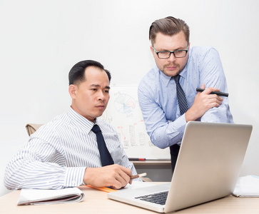 两个商人中亚及高加索地区看笔记本电脑