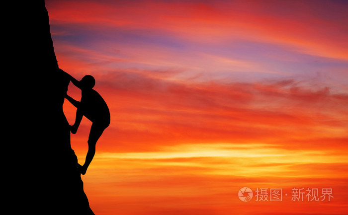 攀岩者在日落背景