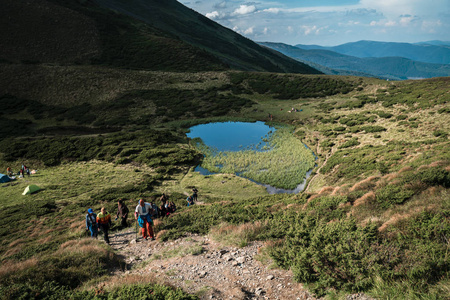 一群徒步行走在山上的远足者。喀尔巴阡山, 乌克兰