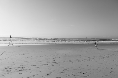 男孩跑沙滩海洋