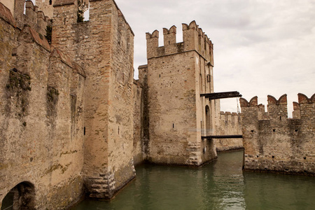 城堡在西尔米奥内, 与它的护城河, 意大利