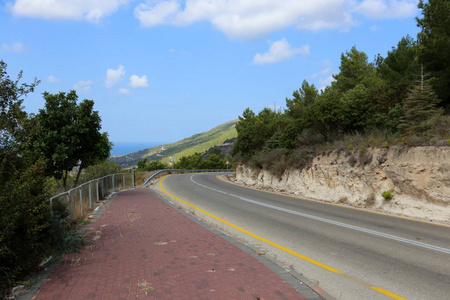 在以色列北部的山区道路