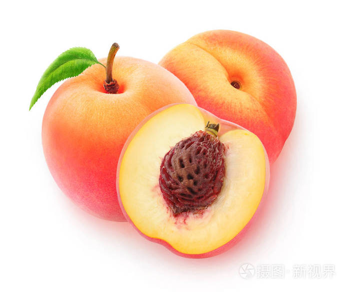 孤立的桃子.三切开桃果被隔绝在白色背景与修剪路径