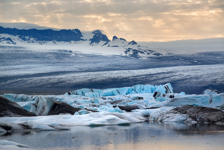 冰和水在 Jokulsarlon，冰岛