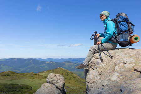 在夏天在晴朗的一天在山里徒步旅行