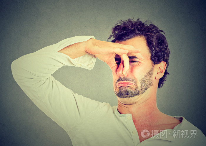 男人脸上的厌恶地捏鼻子,臭臭难闻的气味