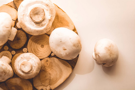 蘑菇放在桌子上。白蘑菇。Champignons。木板