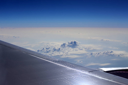 飞机机翼下多云的天空