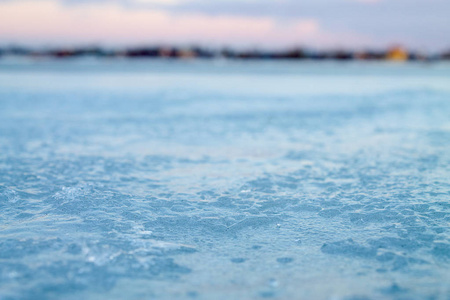 冬季背景模糊景观和蓝色冰特写